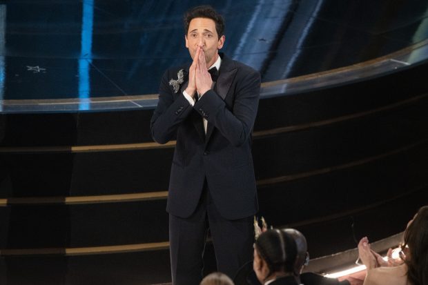 Cum se apără Adrien Brody după gestul dezgustător pe care l-a făcut la Premiile Oscar 2025: „Aș fi putut să o înghit”