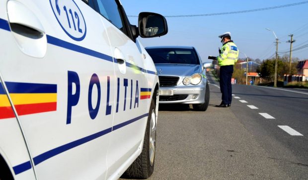Amenzi uriaşe pentru şoferii români care atârnă cruciuliţe sau icoane pe parbriz. Ce spune legea în 2025