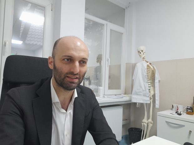 Andrei Brînzeu, neurochirurgul român întors să profeseze în țară după 10 ani în Franța: „N-am fost străin acolo, dar e o plăcere în sine să lucrezi acasă”