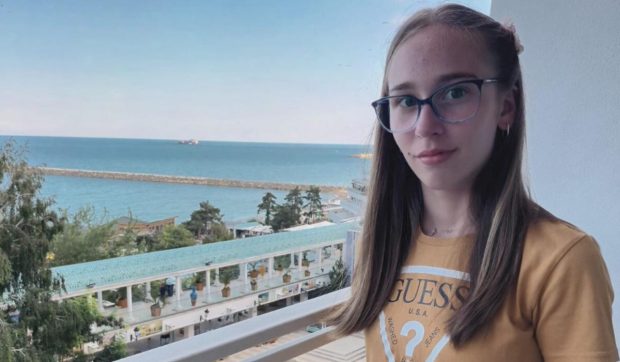 Eleva de 13 ani din Alămor, Sibiu, care se remarcă printr-o serie de realizări școlare deosebite: „Doar cu ajutorul lui Dumnezeu am ajuns până aici”