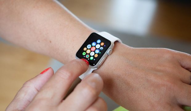 Apple Watch va fi complet regândit și va dispune de inteligență artificială și cameră foto pentru analiza mediului înconjurător