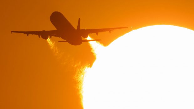 Aeroportul Heathrow este din nou „complet operațional” după ce a fost închis vineri. „Un eșec colosal”, titrează presa britanică