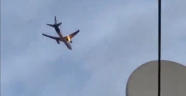 Un avion cargo cu motorul în flăcări a trebuit să aterizeze de urgență pe un aeroport din New Jersey | VIDEO