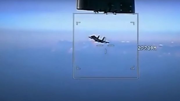 Momentul în care un avion de vânătoare rusesc Su-35 face manevre periculoase lângă o dronă franceză | VIDEO
