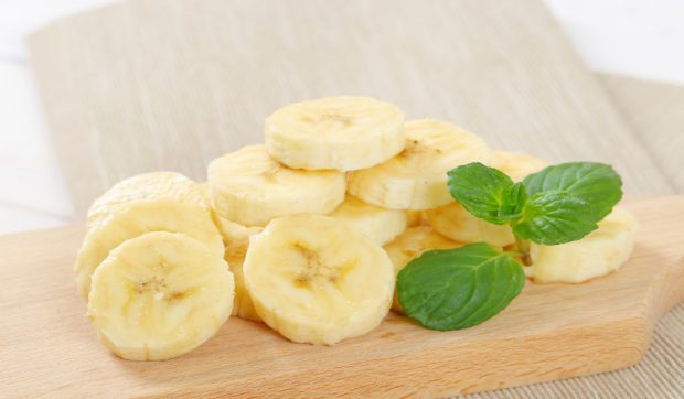 Cercetătorii britanici au creat o banană care nu devine maro după decojire