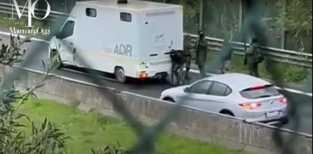 Video cu atacul armat asupra unei dube cu valori: explozii, focuri de armă și flăcări. Bandiții au fugit cu 4 milioane de euro, în Italia