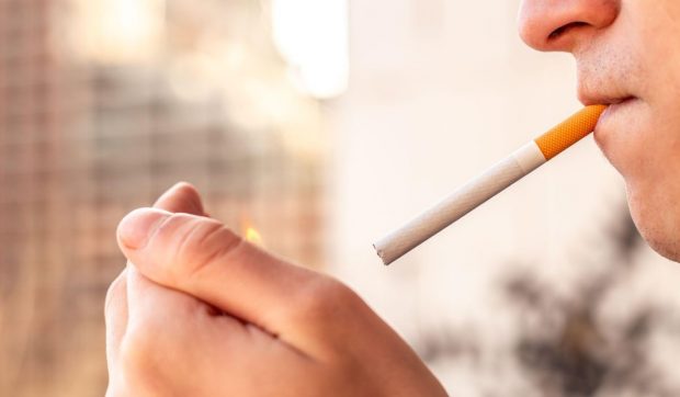 Un tânăr din București și-a dat foc din greșeală. Încerca să își aprindă o țigară în fața unui centru comercial din sectorul 6