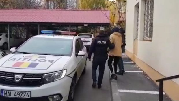 Un bărbat din Craiova i-a amenințat pe polițiști cu un excavator, când aceștia îi cercetau fratele minor