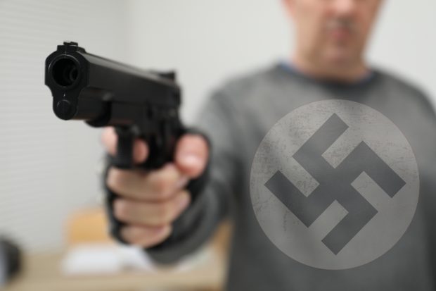 Joaca de-a naziștii în România. Amenințări cu pistolul la tâmplă sau cu decapitarea, ignorate de autorități pe motiv că anchetele costă prea mult
