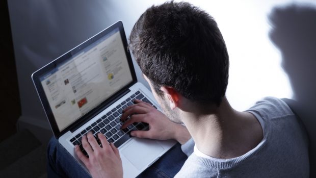 Oferte cu vize de flotant pe Facebook. Cât a ajuns să coste accesul la școli mai bune