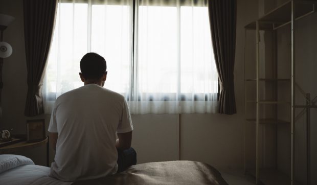 Numărul românilor care trăiesc singuri, în continuă creștere. Care sunt motivele și ce țări conduc în „topul singurătății”