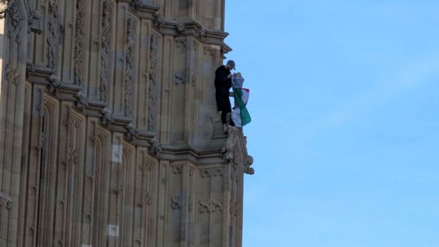 Un bărbat cu steagul palestinian s-a urcat desculț pe Palatul Westminster din Londra. Zona a fost închisă | VIDEO