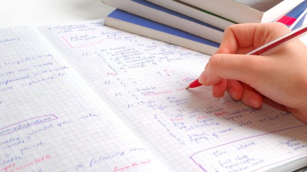 O treime din elevii de clasa a XII-a nu ar lua bacalaureatul. Au primit nota 5 la limba română, la simulare BAC 2025