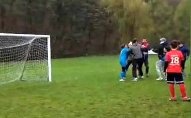 Bătaie pe terenul de fotbal, în Sălaj. O adolescentă de 14 ani a fost lovită de mama unui adversar pe care l-a faultat