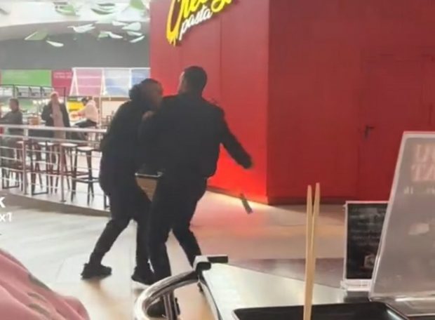 Bătaie cu pumni și picioare la Cluj, în Vivo Mall, sub privirile clienților I VIDEO