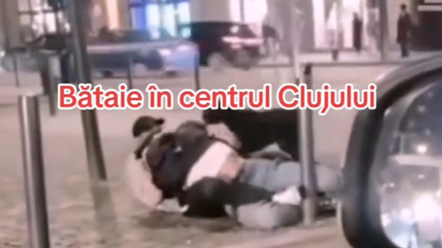 Doi bărbați s-au luat la bătaie în Piața Unirii din Cluj. Unul dintre ei a ajuns la spital | VIDEO
