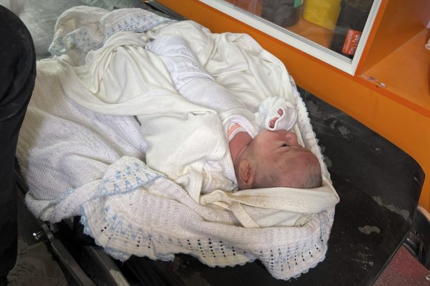 Ella, o fetiță de 25 de zile, a supraviețuit unui atac aerian din Gaza, în timp ce părinții săi au fost uciși: „A fost prinsă sub ruine”