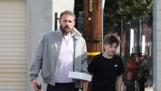 Imagine Stire Ben Affleck, gest dezgustător de față cu fiul său. Cum a fost surprins pe stradă când credea că nu-l vede nimeni | 2review.ro