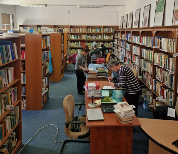 Biblioteca din Oradea s-a digitalizat. Cititorii pot împrumuta cărți 24/7 prin stații de self-service