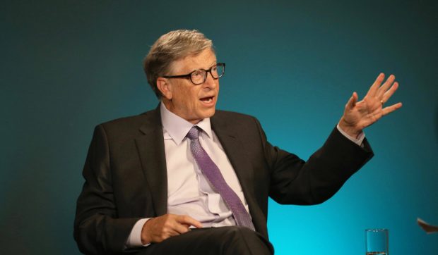 Bill Gates avertizează că AI-ul va lua multe locuri de muncă, dar trei profesii vor rămâne esențiale