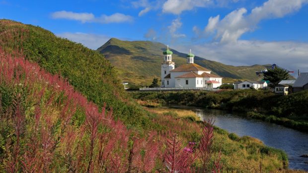 Unalaska, insula americană zguduită de cutremure și erupții vulcanice, în care a supraviețuit cultura rusă