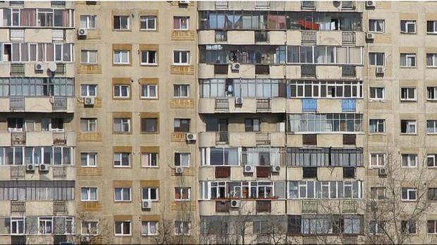 O femeie de 75 de ani din Arad a murit după ce a căzut de la etajul 9 în timp ce spăla geamurile