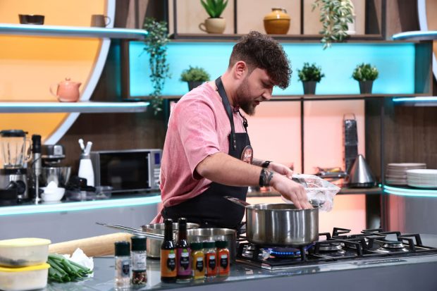 Cine este Bogdan Iancu de la Chefi la cuțite 2025. A gătit într-un restaurant din New York. „Kim Kardashian a comandat o săptămână întreagă risotto-ul meu”