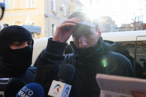 Bogdan Peșchir a încercat să își ascundă fața, dar nu a reușit. Bogpr, finanțatorul lui Călin Georgescu, adus la IGPR, în București