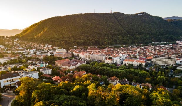 Cât îi costă pe turiști cazarea de 1 Mai, în Poiana Brașov. Sejurul include mic-dejun în fiecare dimineață și o cină muncitorească