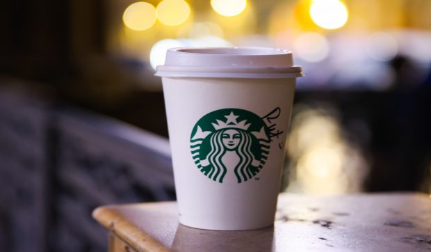 Un livrator ars de cafeaua fierbinte de la Starbucks a primit o despăgubire imensă și a devenit multimilionar