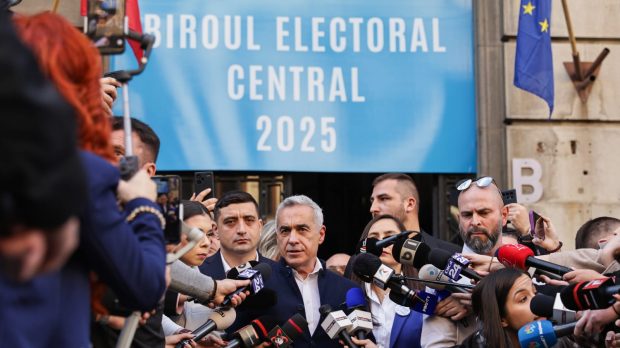 Călin Georgescu și-a depus candidatura la președinție la BEC: „A doua oară nu voi mai fi interzis, pentru că vor fi judecați de toate instanțele” | VIDEO