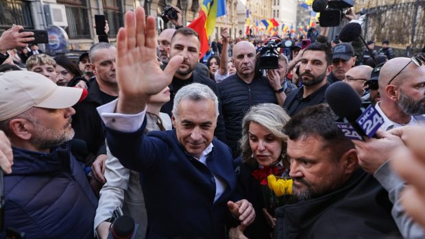 Călin Georgescu, mesaj pentru susținătorii care i-au cântat „La mulți ani” în Piața Victoriei: „V-am simțit în inimă”