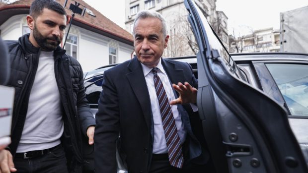 Călin Georgescu, înconjurat de susținători în fața Judecătoriei Sectorului 1: „Sunt nevinovat”. Decizia judecătoriei, amânată