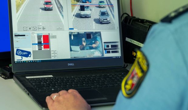 Șoferii care folosesc telefonul la volan, prinși cu o cameră radar unică, instalată în premieră pe o autostradă din Germania