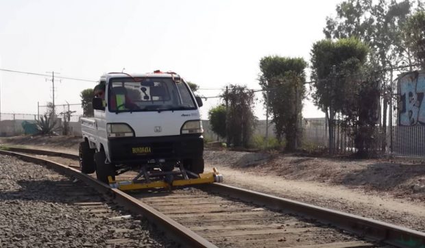 Cum a reușit un youtuber american să transforme un camion într-o locomotivă, pe care a și condus-o pe calea ferată. „Un proiect deosebit”