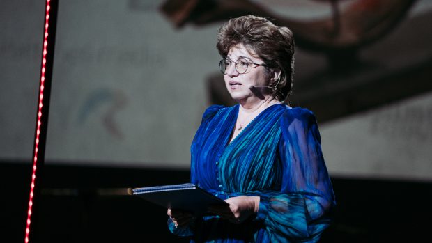 Carmen Mușat, directorul revistei „Observator Cultural”, la 25 de ani de la înființarea publicației: „Când te plasezi la centru și refuzi excesele, riști să fii atacat dinspre ambele extreme” | Interviu