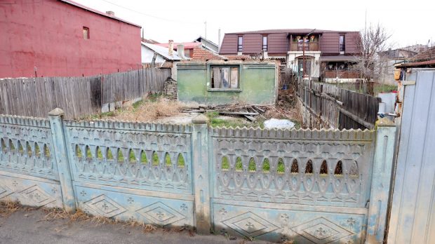 O femeie din Craiova roagă primăria să-şi salubrizeze o casă în ruină, care se prăbușește pe gospodăria ei