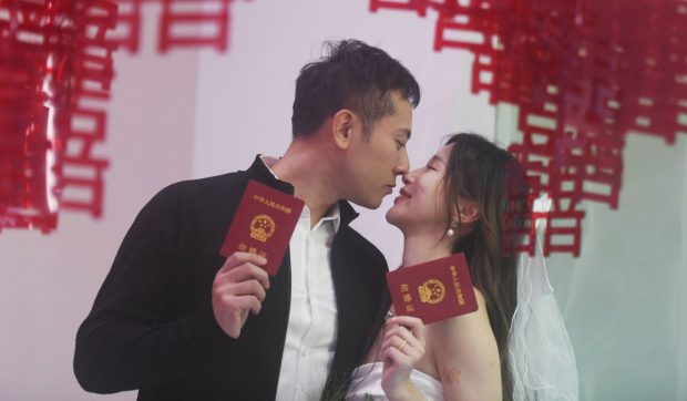 Un consilier chinez militează pentru reducerea vârstei de căsătorie în vederea creșterii natalității