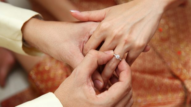 Căsătoria crește de trei ori riscul de obezitate la bărbați, dar nu și la femei | STUDIU
