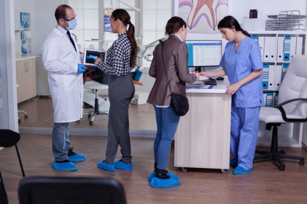 Ce face un dispenser de acoperit pantofii pentru reputația clinicii tale