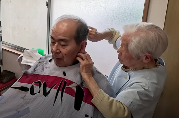 O japoneză în vârstă de 108 ani, certificată de Cartea Recordurilor Guinness drept cea mai vârstnică frizeriţă din lume