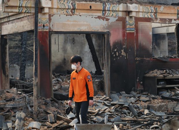 Cele mai grave incendii de vegetaţie din istoria Coreei de Sud au pornit de la un mormânt