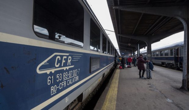 Studenții pot cumpăra din nou online bilete și abonamente CFR cu reducere de 90%