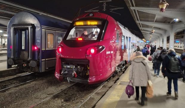 Călătoriile cu trenul pe distanțe scurte s-au scumpit de astăzi. Rezervarea locului a devenit obligatorie