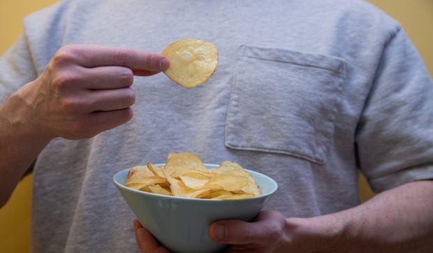 Cât de mare este de fapt o porție de chipsuri pentru un adult și cât ar trebui să mănânci pentru a-ți proteja sănătatea