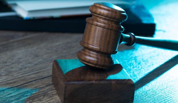 Cât costă un atac cu macetă, la Brăila. Judecătoarea „problemă” care a dat pedeapsa spune că atacatorul se apăra, deși victima nu era înarmată
