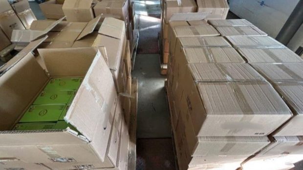 Șofer de TIR, prins cu 13.000 de ciocolate Dubai de contrabandă, când intra în Germania
