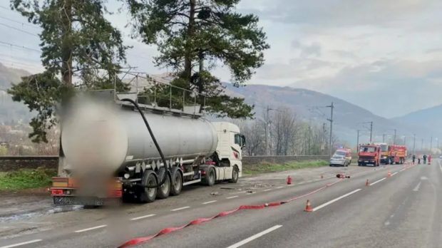 Scurgeri de acid sulfuric pe DN1, dintr-o cisternă de 23 de tone. Zona a fost evacuată, traficul – oprit