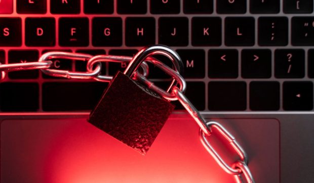 Femeile, ținta unei noi tentative de fraudă online, avertizează DNSC: „Pot fi dureroase emoțional dar și financiar”