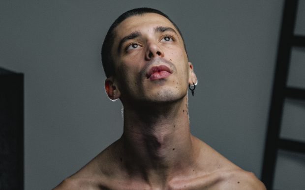 Andrei Cojocaru (COJO), tânărul care revoluționează showbizul românesc: „Vocea unui artist ar putea suplini neajunsurile unei societăți profund afectate de sechelele ceaușiste” | Interviu
